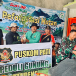 Giat PUSKOM Pati Menyerahkan Bibit Tanaman untuk Menghijaukan Gunung Kendeng